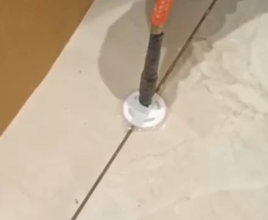 舞钢瓷砖空鼓维修公司专业解答瓷砖在铺贴过程中，如果没有涂抹均匀到位的粘结材料（如水泥砂浆或瓷砖胶），可能会导致以下问题