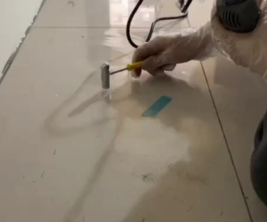 舞钢瓷砖开裂维修公司专业分享瓷砖在铺贴前如果没有沥干水分，将会导致以下问题